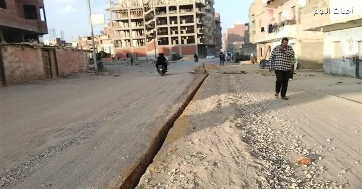 أهالي الجناين بالسويس يطالبون برصف طريق القرية الشارع