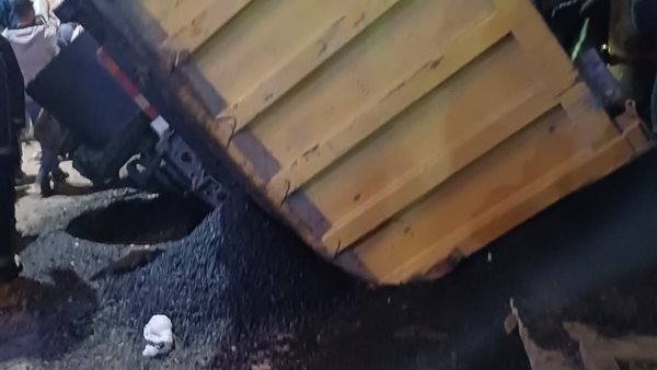 إصابة شخص نتيجة انقلاب سيارة أسفلت في البيطاش بالإسكندرية