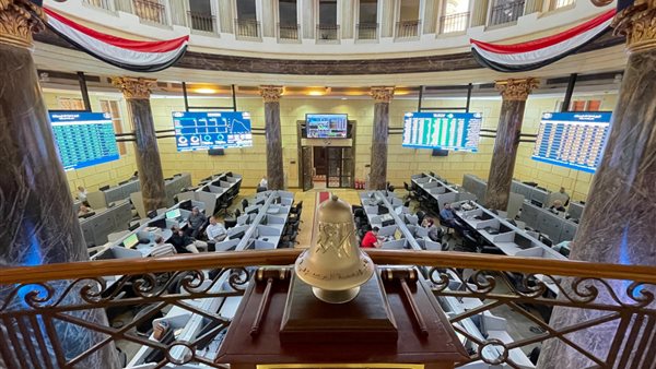 البورصة المصرية تسجل تباينًا في منتصف تعاملات الإثنين