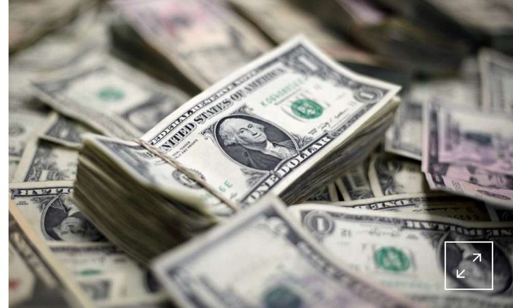 الدولار يتراجع أمام الجنيه المصري في البنك المركزي دون 53 جنيهًا