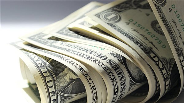 الدولار ينخفض لأدنى مستوى منذ مارس بعد فتح مضيق هرمز