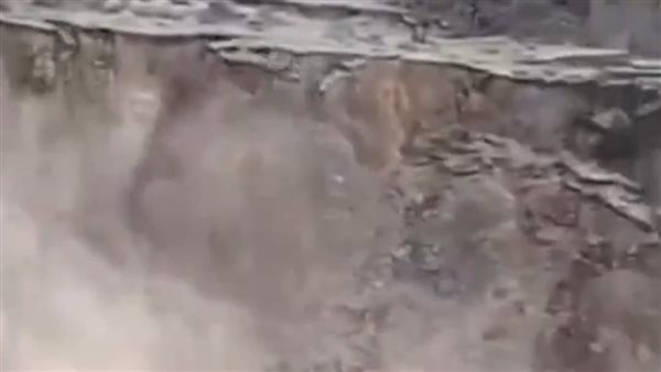 انشقاق الأرض في روسيا يبتلع كل ما فوقها فيديو صادم