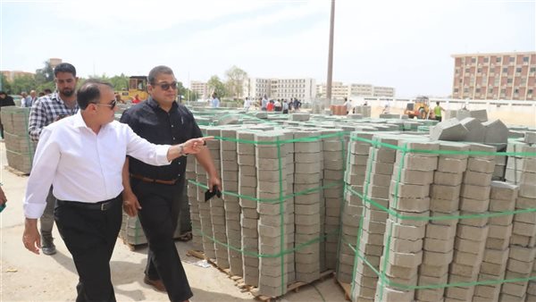 رئيس جامعة قنا يراقب تطوير الحرم الجامعي