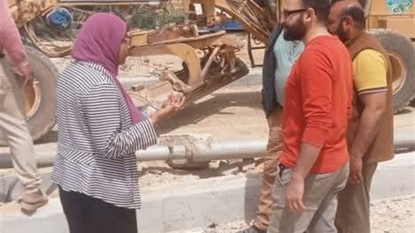 رئيس حي فيصل بالسويس تتابع رصف الطرق في مدينة الصباح
