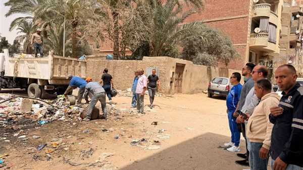 رفع تراكمات ودفن كابلات الكهرباء في حي الأربعين بالسويس