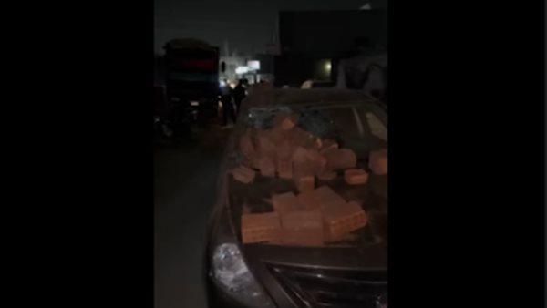 سائق نقل يتسبب في سقوط حمولة طوب على سيارة ملاكي في القاهرة