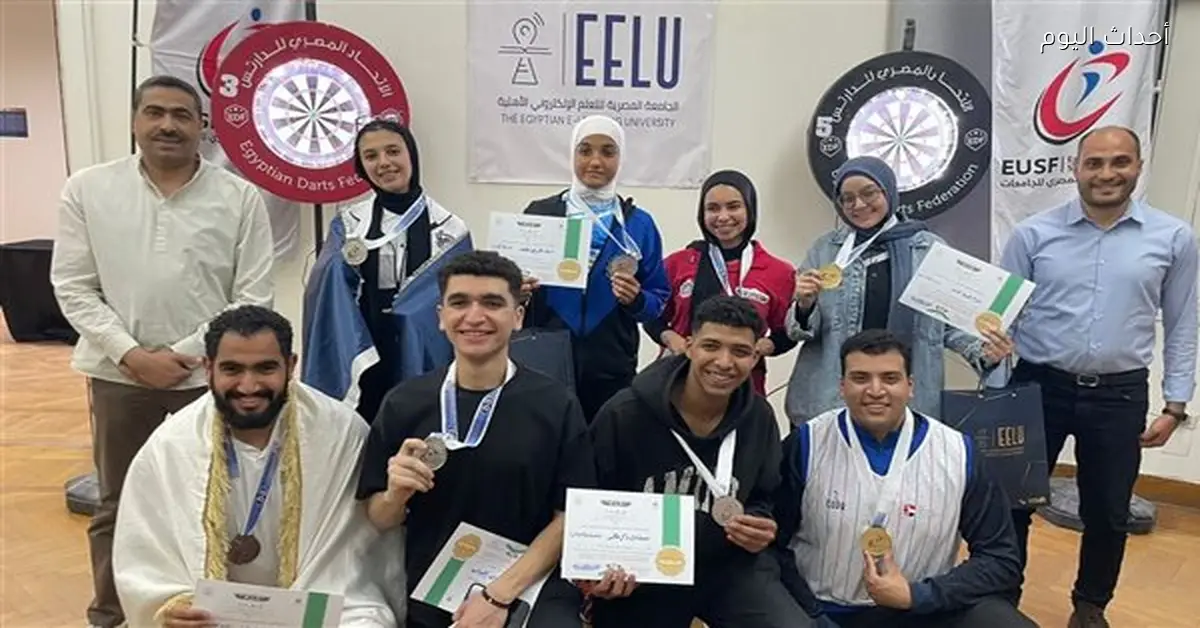 طلاب يتنافسون في بطولة الدارتس بدوري الجامعات