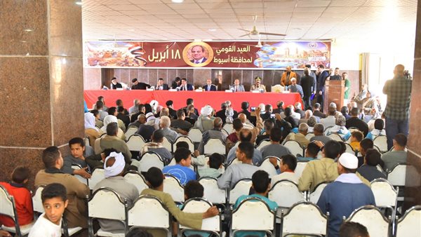 محافظ أسيوط يستعرض إنجازات «حياة كريمة» أمام المواطنين