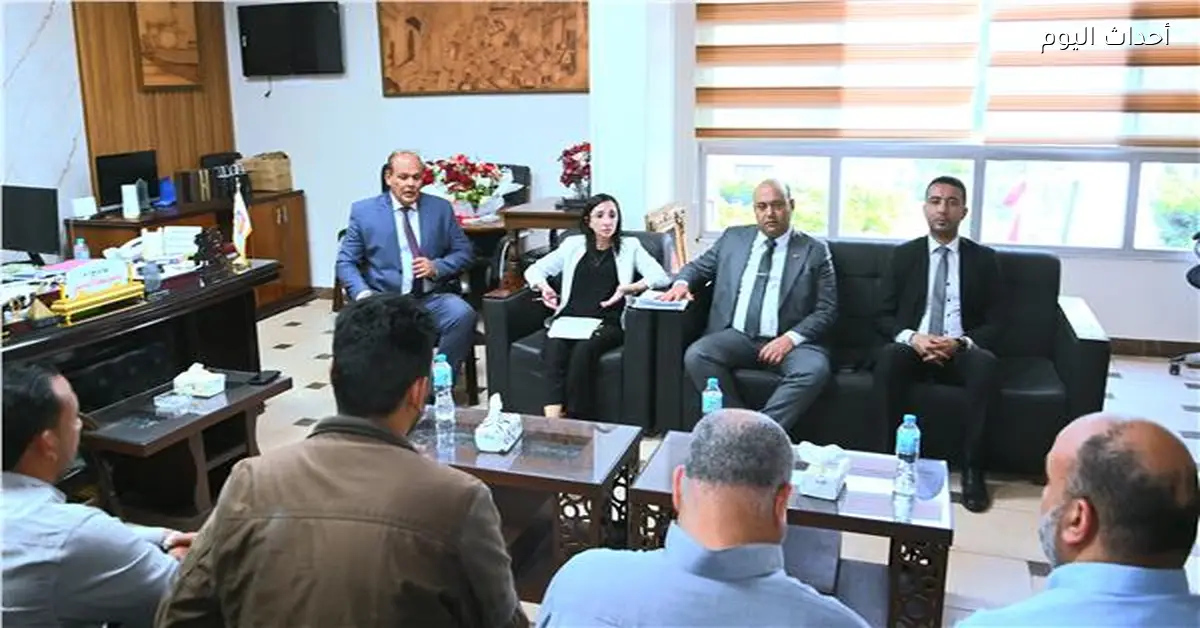 محافظ البحيرة يستمع لمطالب المواطنين في رشيد ويأمر بحلها فورًا