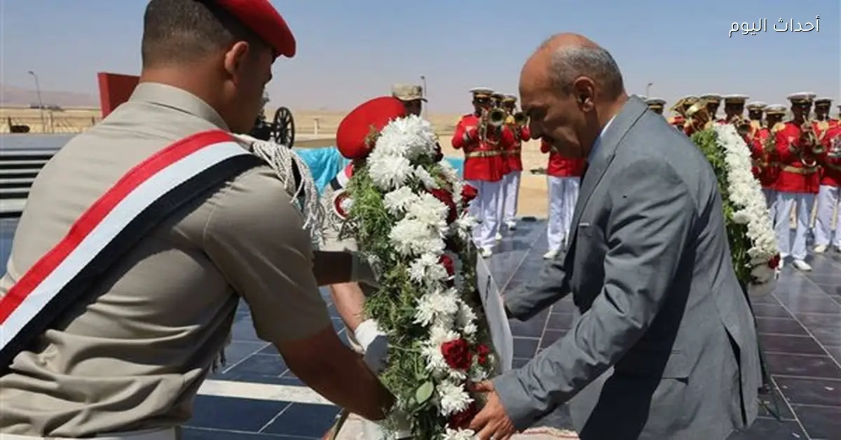 محافظ السويس يكرم الجندي المجهول بوضع إكليل زهور