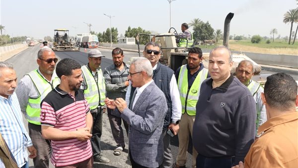 محافظ بني سويف يبدأ متابعة رصف طريق دمو الفيوم
