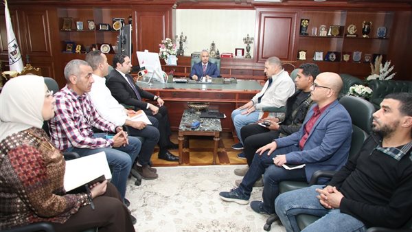 محافظ بني سويف يتابع الجدول الزمني لمشروعات الطرق