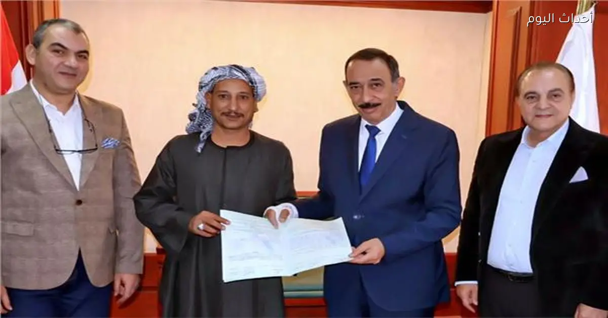 محافظ سوهاج يسلم أول عقدين لمتقدمي تقنين أراضي أملاك الدولة