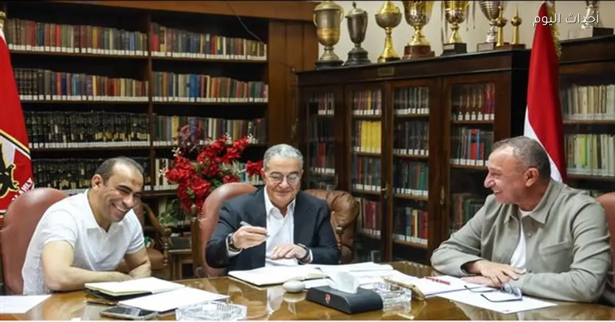 محمود الخطيب يجتمع مع ياسين منصور وعبدالحفيظ لمناقشة الأمور الفنية