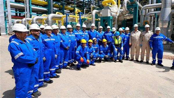 وزير البترول يزور توسعات مجمع جاسكو بالصحراء الغربية