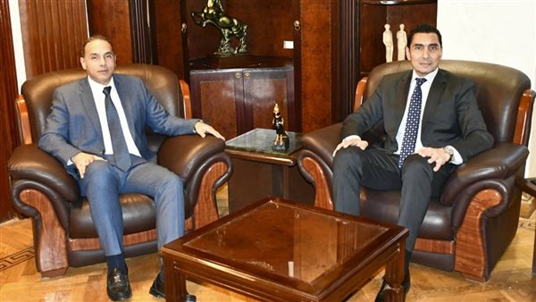 وزير الرياضة ورئيس هيئة الرقابة المالية يناقشان سبل التعاون المشترك