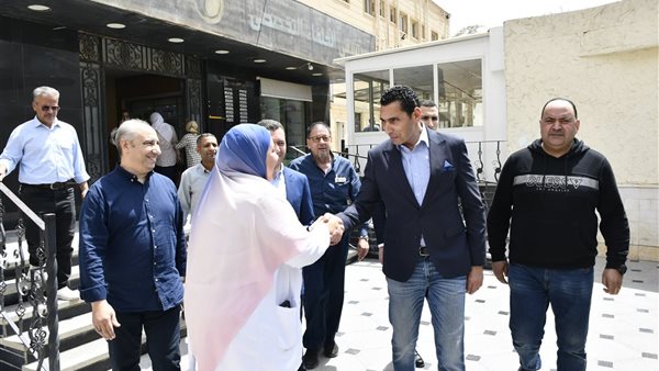 وزير الشباب والرياضة يطمئن على أحد عمال النظافة بنادي النادي