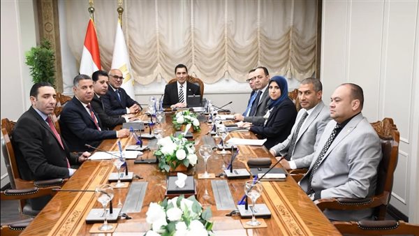 وزير الشباب والرياضة يناقش مشكلات نادي الزهور مع رئيسه