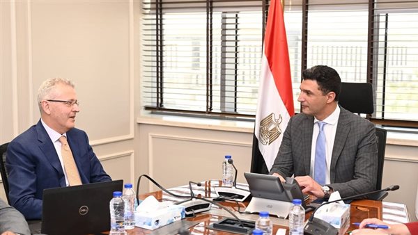 وزير الصناعة يناقش مشروعات شركة “جي بي أوتو” وخططها التوسعية