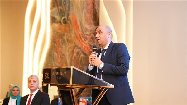 وزير العمل يوزع عقود عمل وجوائز للخريجين بالإسكندرية