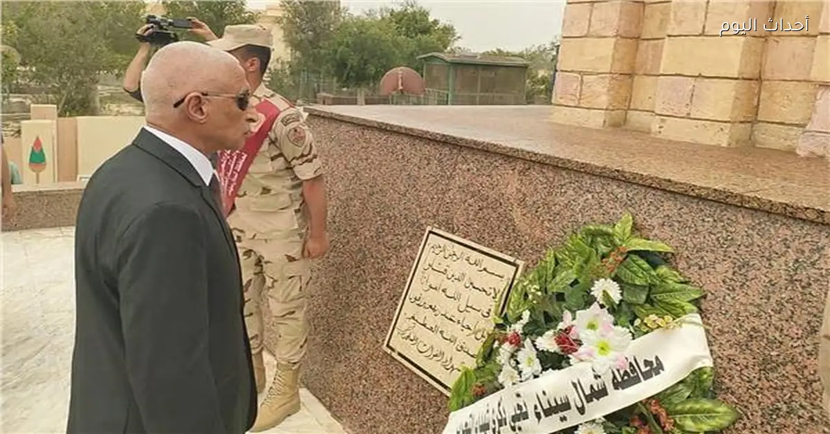 وضع إكليل زهور على النصب التذكاري في العريش