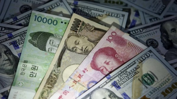 العملات الآسيوية تتراجع أمام الدولار بعد تعثر مساعي السلام بين أمريكا وإيران