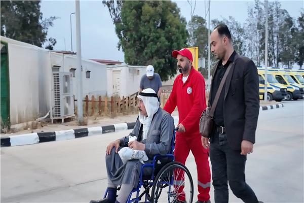 الهلال الأحمر المصري يستقبل الدفعة 42 من المصابين الفلسطينيين