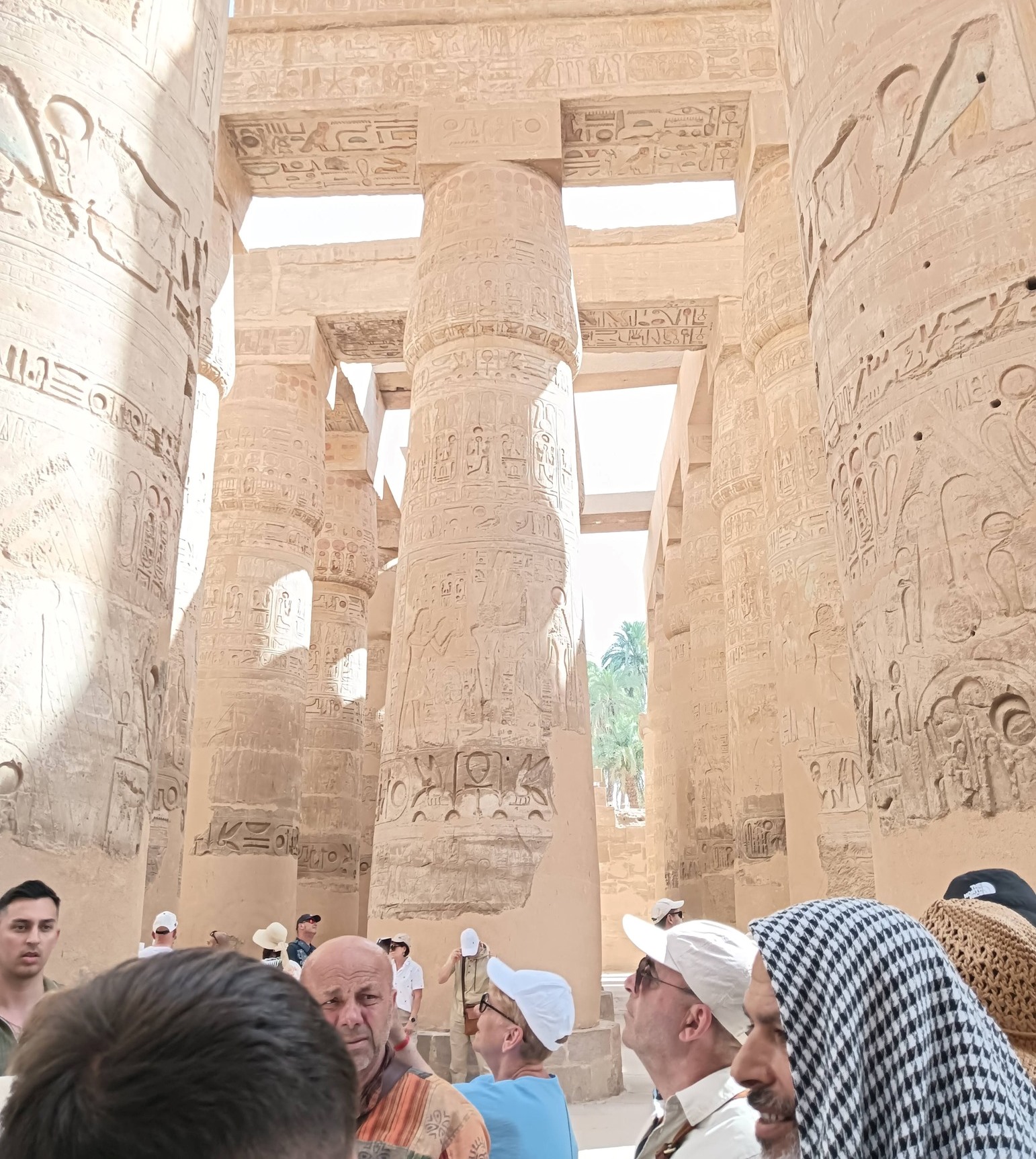 الأجانب يتحدون حرارة الطقس في ذروة الموجة بزيارات مميزة للمعالم الأثرية