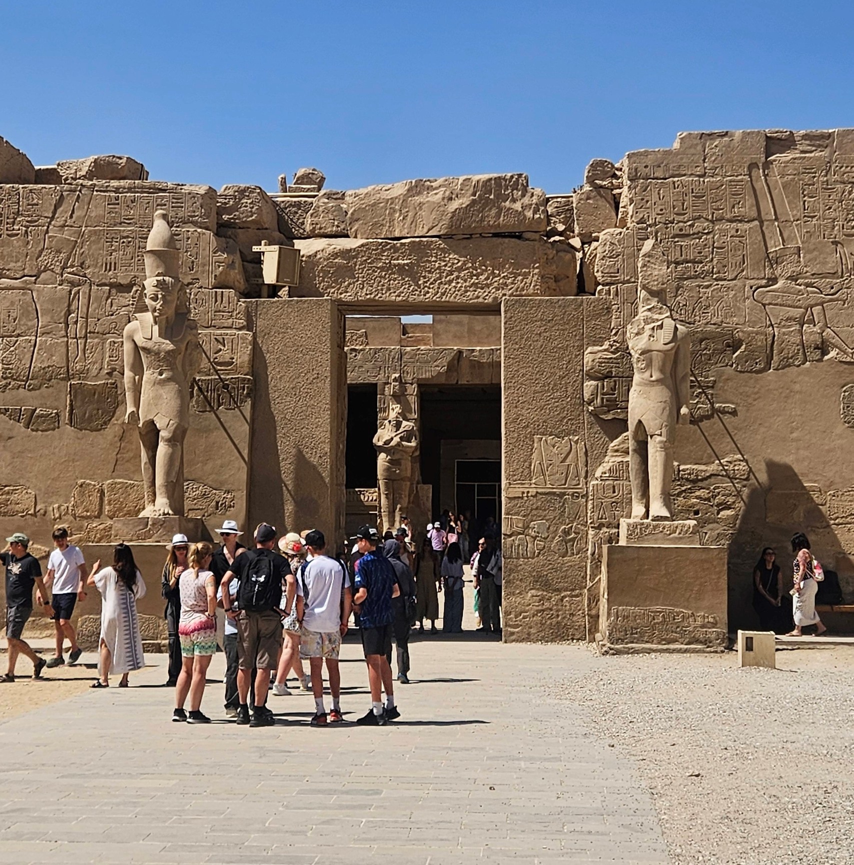 جانب من متعة السائحين فى قلب معابد الكرنك