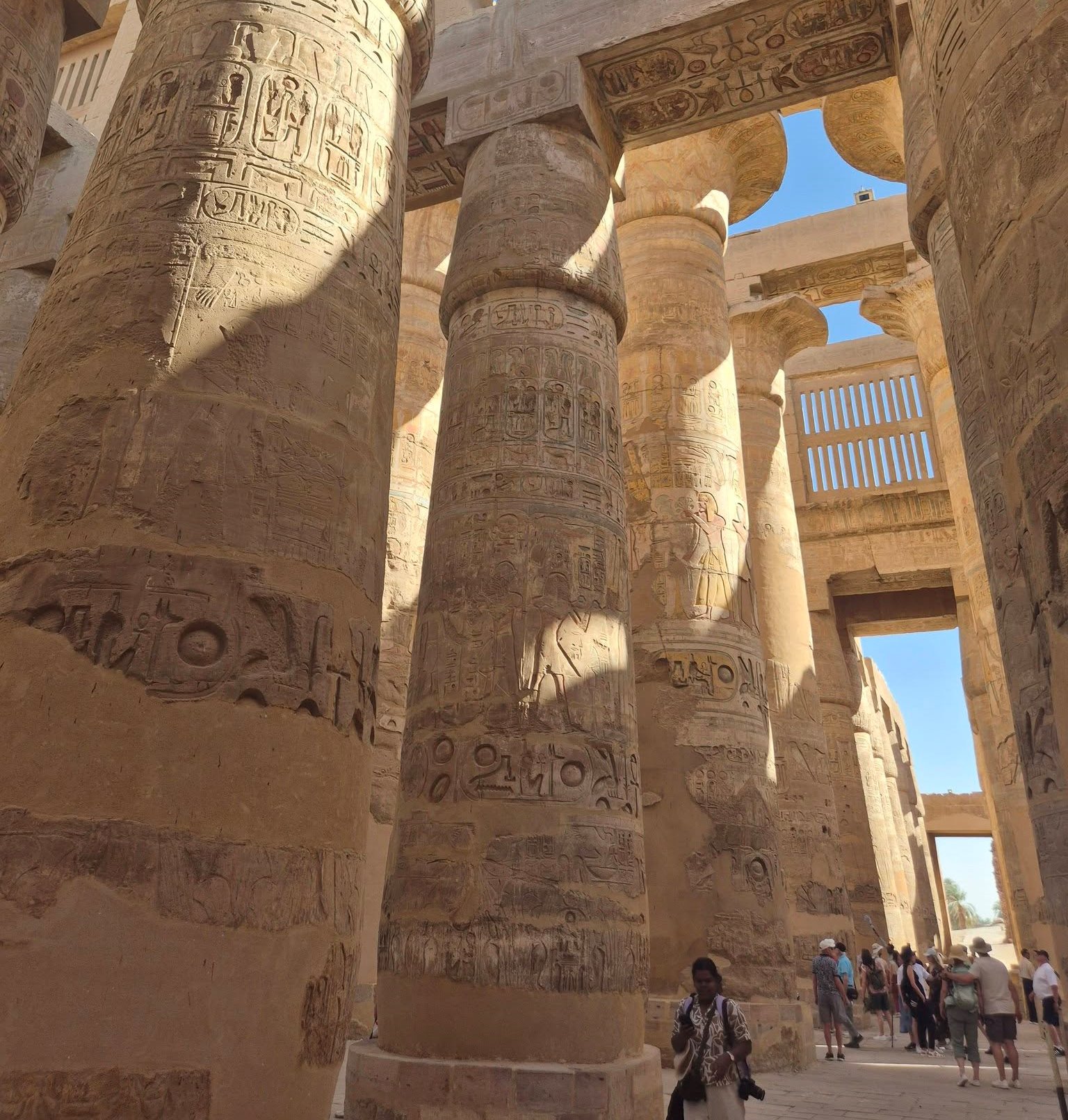 زيارات السائحين داخل صالة الأعمدة الكبرى بالكرنك