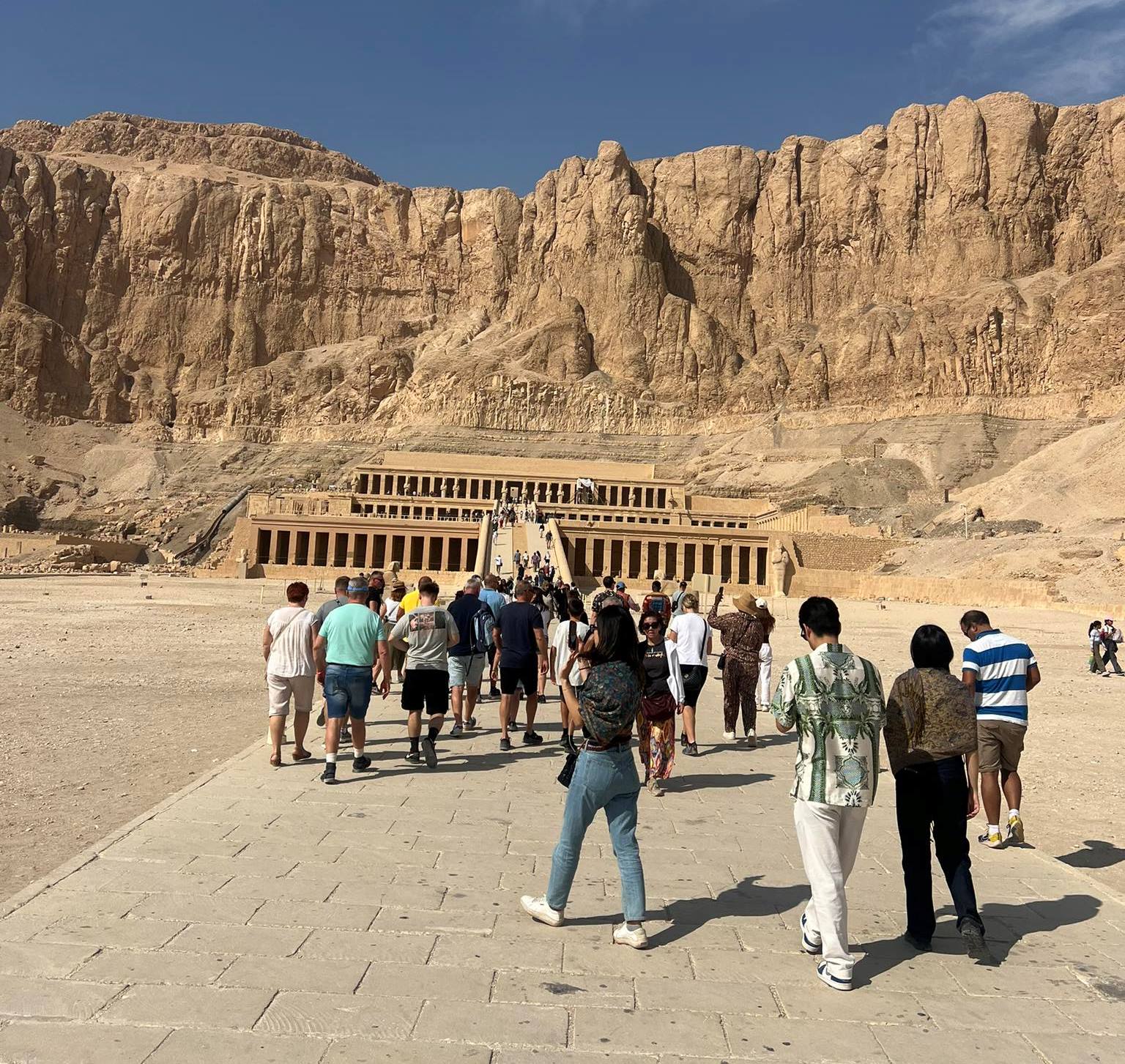 سياح العالم يتحدون حرارة الطقس في ذروة الموجة بزيارات مميزة