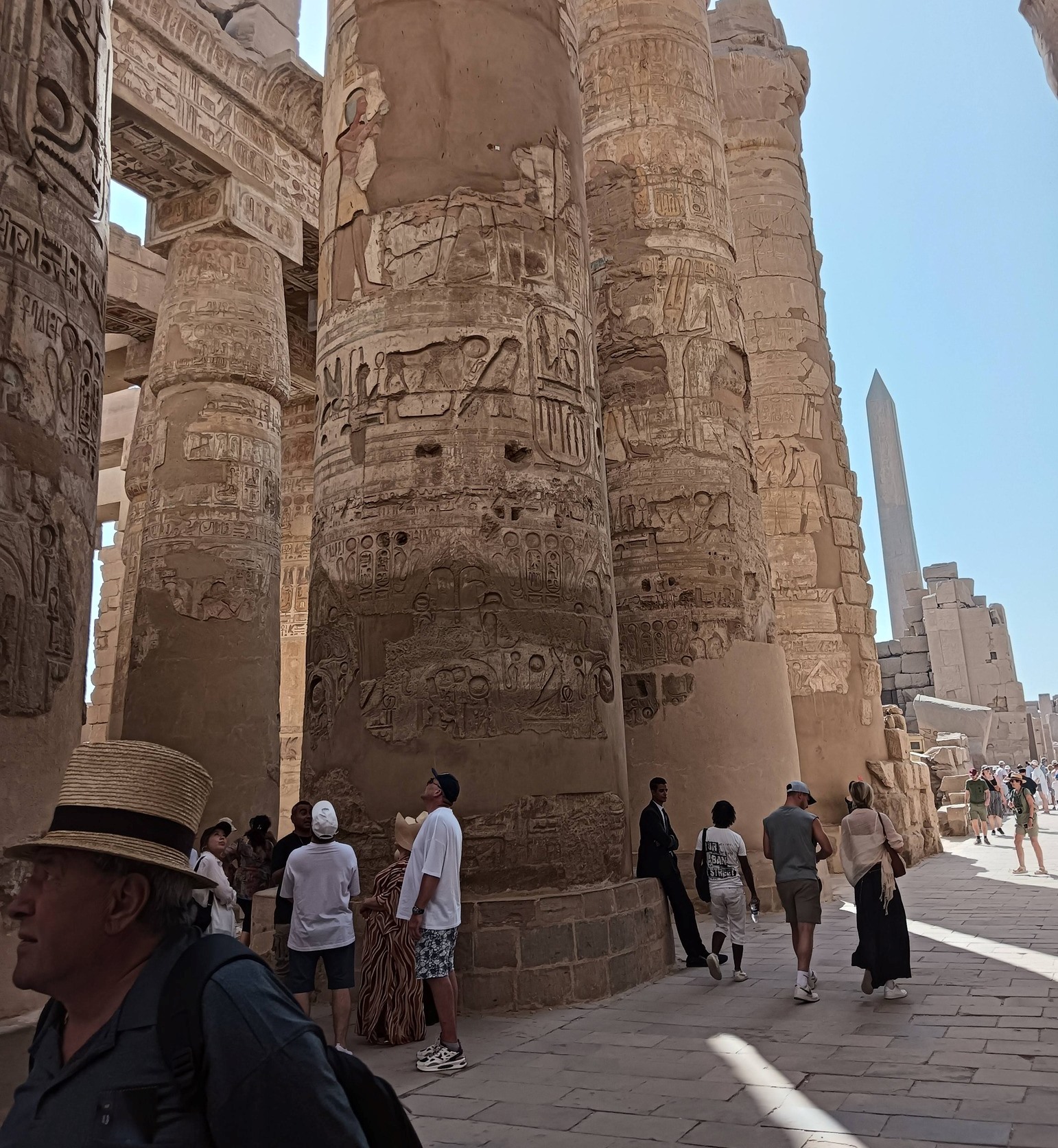 زيارة الأجانب لصالة الأعمدة الكبرى بالكرنك