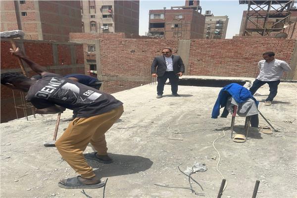 رئيس حي العجوزة يباشر إزالة سقف وحوائط مخالفة في أرض اللواء