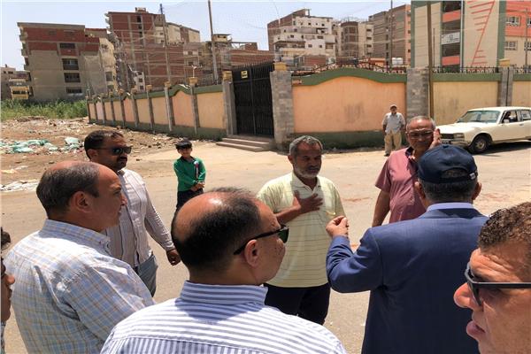إخلاء المخلفات حول مجمع مدارس الجلاء بالمنصورة وفق توجيهات محافظ الدقهلية
