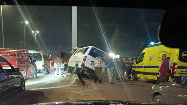 إصابة 3 خليجيين في تصادم بين سيارة ملاكي وميكروباص على طريق الواحات