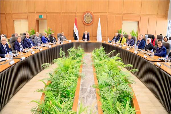 اجتماع وزير التعليم مع مديري المديريات التعليمية لمناقشة الخطط الدراسية