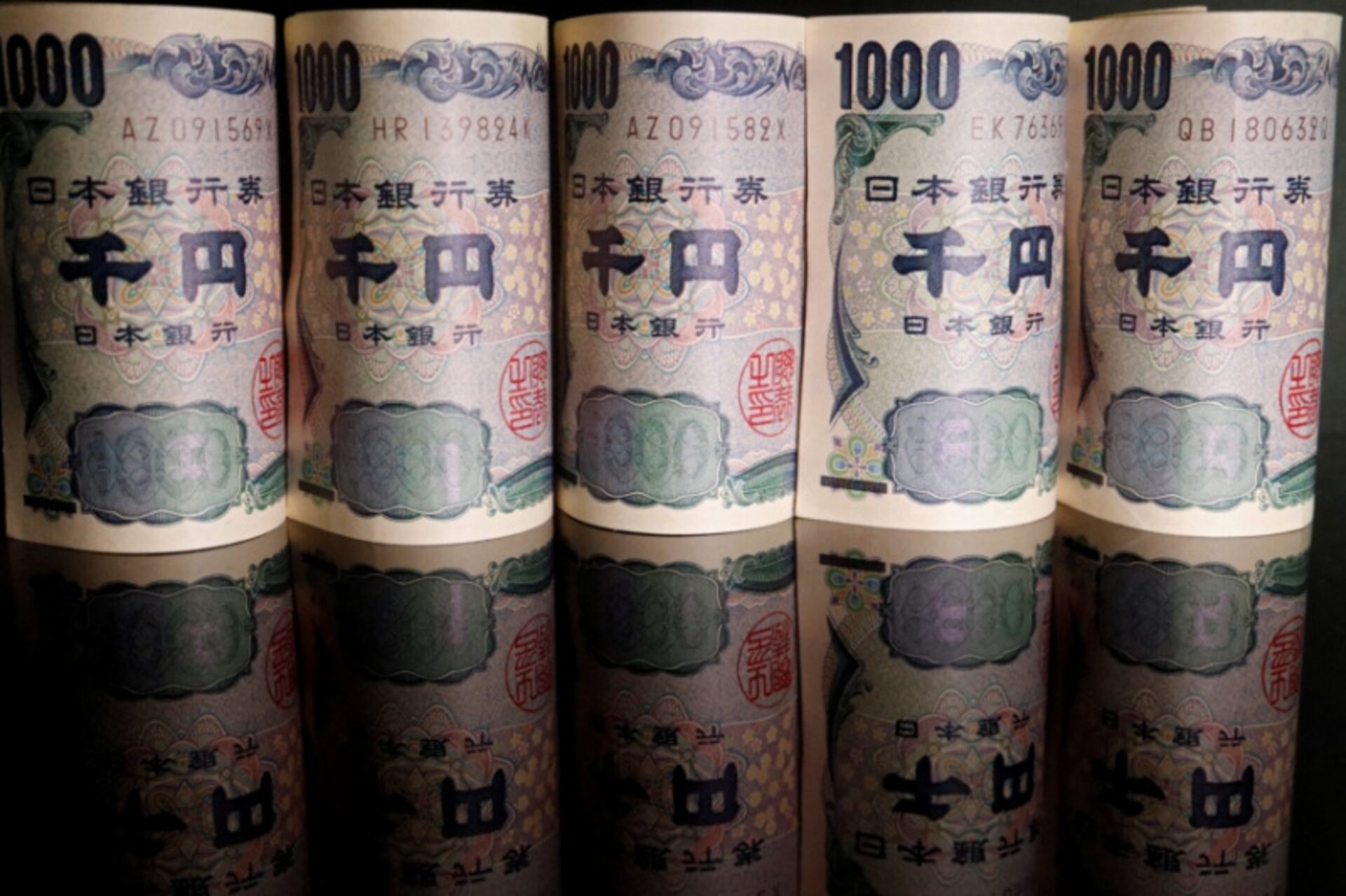 أوراق نقدية من الين الياباني (رويترز)