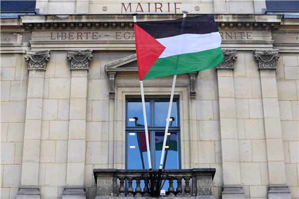 اعتقال 6 أشخاص في فرنسا لرفع علم فلسطين على برج إيفل