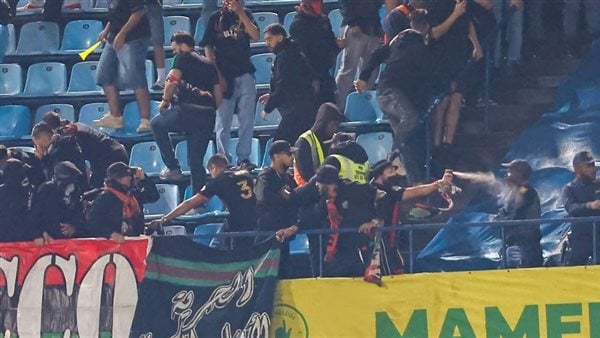 اعتقال محتمل لجماهير الجيش الملكي من قبل شرطة جنوب أفريقيا بعد مباراة صن داونز