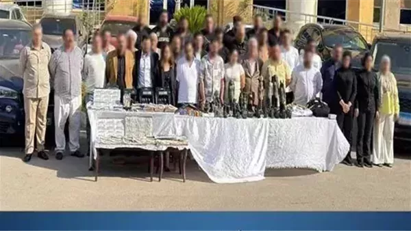 الأجهزة الأمنية تضبط تشكيلًا عصابيًا للنصب في أكتوبر وتحجز دولارات مزيفة وملابس وأسلحة