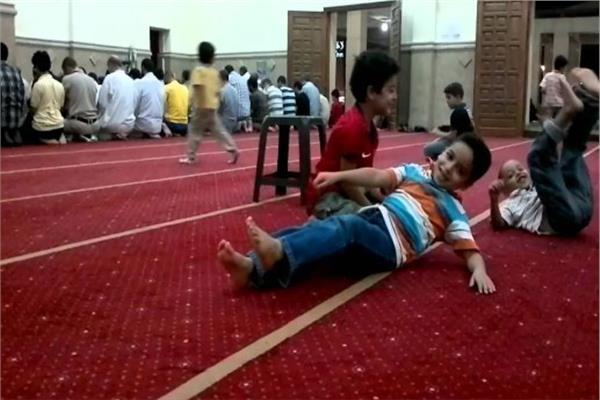 الأزهر يوضح حكم اصطحاب الأطفال لصلاة الجمعة
