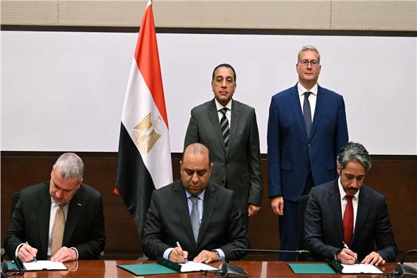 الحكومة المصرية توقع مذكرة تفاهم مع إكسون وقطر للطاقة في قطاع البترول
