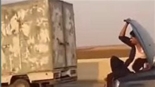الداخلية توضح: فيديو جلوس شخص على «كبوت سيارة» قديم والإجراءات القانونية ضد ناشره