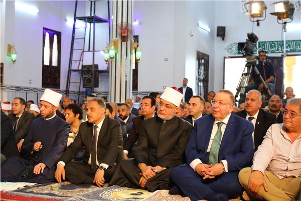 المفتي يؤدي صلاة الجمعة بمسجد الإمام الأكبر عبدالحليم محمود احتفالاً بذكراه