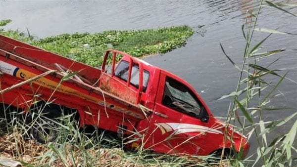 انقلاب سيارة ربع نقل في ترعة المريوطية بالجيزة