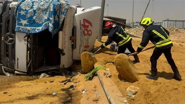 انقلاب مقطورة يتسبب في تصادم ميكروباص بالقاهرة