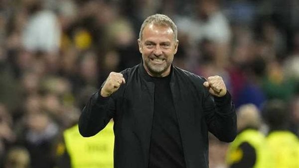 برشلونة يعلن تمديد عقد فليك حتى عام 2028