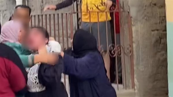تحقيق حول فيديو يظهر اعتداء زوج على زوجته وأفراد أسرتها في الشارع بسبب طلب الطلاق