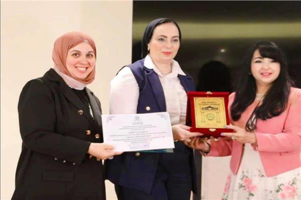 تكريم الدكتورة رضوى عبد اللطيف في كلية إعلام جامعة مصر