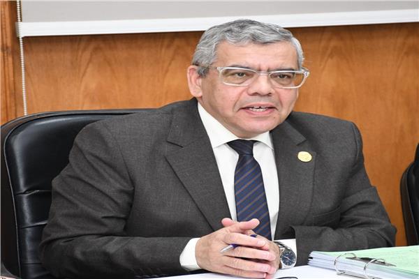 جامعة قناة السويس تناقش خطة امتحانات الدراسات العليا